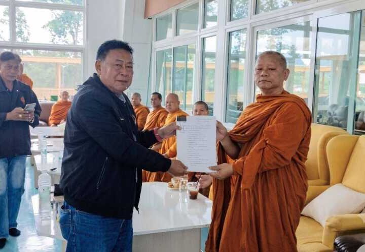 วัดร่มโพธิธรรมยื่นหนังสือถึง รมว.ทรัพยากรฯ ผ่าน ‘สุรทิน’ หวังทวงคืนความชอบธรรมและพิสูจน์ข้อเท็จจริง