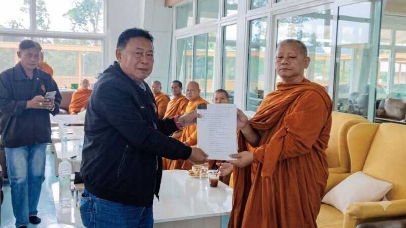 วัดร่มโพธิธรรมยื่นหนังสือถึง รมว.ทรัพยากรฯ ผ่าน ‘สุรทิน’ หวังทวงคืนความชอบธรรมและพิสูจน์ข้อเท็จจริง