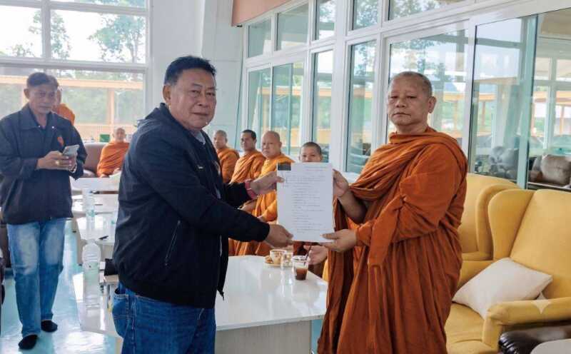 วัดร่มโพธิธรรมยื่นหนังสือถึง รมว.ทรัพยากรฯ ผ่าน ‘สุรทิน’ หวังทวงคืนความชอบธรรมและพิสูจน์ข้อเท็จจริง