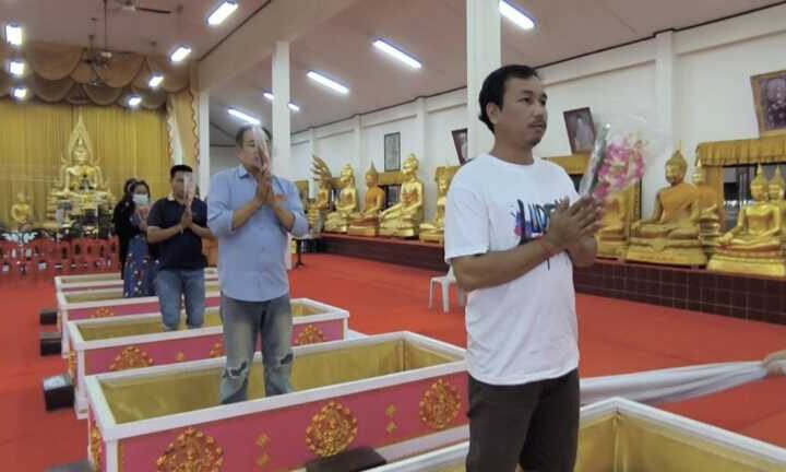 นครนายก – นักท่องเที่ยวชาวรัสเซียและคนไทยเข้าพิธีนอนโลงศพแก้ปีชง เสริมดวงชะตาชีวิตวัดหลวงพ่อปากแดงจังหวัดนครนายก