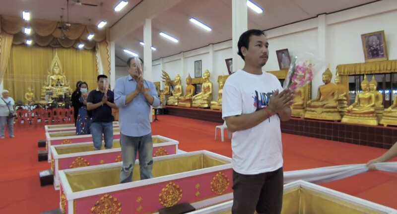 นครนายก – นักท่องเที่ยวชาวรัสเซียและคนไทยเข้าพิธีนอนโลงศพแก้ปีชง เสริมดวงชะตาชีวิตวัดหลวงพ่อปากแดงจังหวัดนครนายก