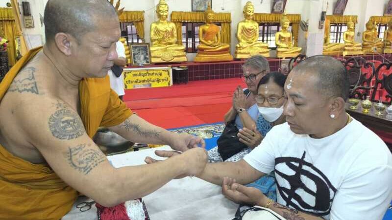 นครนายก – นักท่องเที่ยวชาวรัสเซียและคนไทยทยอยเดินทางมาเข้าพิธีนอนโลงศพแก้ปีชง เสริมดวงชะตาชีวิตวัดหลวงพ่อปากแดงจังหวัดนครนายก