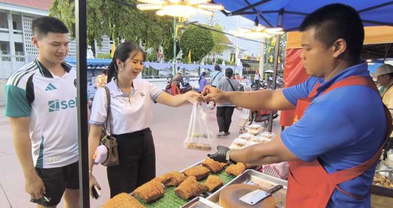 นครนายก – ตำรวจน้ำดี ขยันหลังออกเวร ประกอบอาชีพเสริมขายหมูกรอบตามตลาดถนนคนเดินและตลาดนัดสร้างรายได้ดี