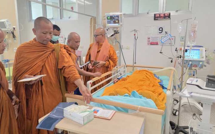 มุกดาหาร – แถลงด่วน อุบัติเหตุใหญ่รถกระบะชนพระภิกษุเสียชีวิตเบื้องต้น 8 รูป