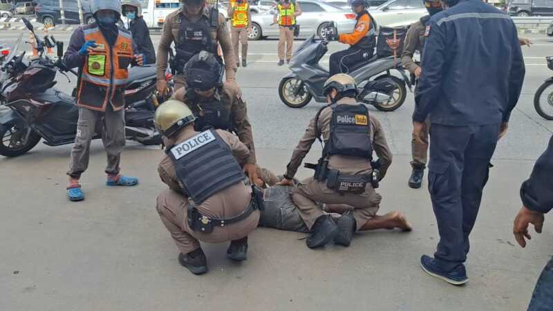 ชายขี้ยายืนแอบส่องใต้กระโปรงนักเรียนพอตำรวจถามกลับตะโกนให้กล้วย