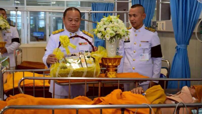 พระบาทสมเด็จพระเจ้าอยู่หัว โปรดเกล้าฯ พระราชทานสิ่งของมอบขวัญและกำลังใจแก่พระภิกษุที่ได้รับบาดเจ็บจากเหตุการณ์รถกระบะพุ่งชนคณะพระธุดงค์ที่จังหวัดมุกดาหาร
