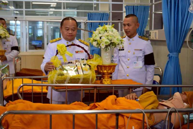 พระบาทสมเด็จพระเจ้าอยู่หัว โปรดเกล้าฯ พระราชทานสิ่งของมอบขวัญและกำลังใจแก่พระภิกษุที่ได้รับบาดเจ็บจากเหตุการณ์รถกระบะพุ่งชนคณะพระธุดงค์ที่จังหวัดมุกดาหาร
