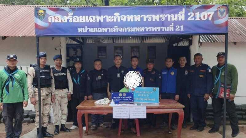 ทหารพราน 2107 ซุ่มจับหนุ่มดอนตาล ขยายผลค้นบ้าน ยึดยาบ้า 119 เม็ด ซ่อนทั้งในกระเป๋าและหลอดไฟ