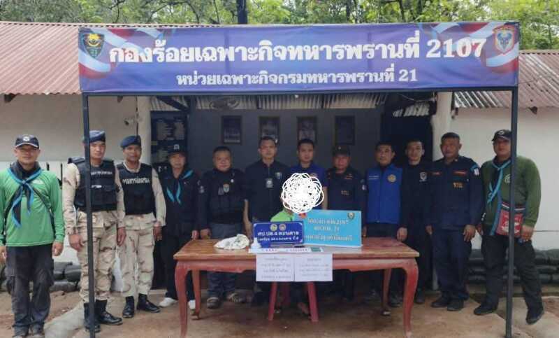ทหารพราน 2107 ซุ่มจับหนุ่มดอนตาล ขยายผลค้นบ้าน ยึดยาบ้า 119 เม็ด ซ่อนทั้งในกระเป๋าและหลอดไฟ