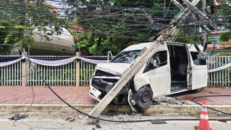 ปทุมธานี – ระทึกคนขับรถตู้รับ-ส่งนักเรียนหลับในพุ่งชนเสาไฟฟ้าหักบาดเจ็บ13 ราย