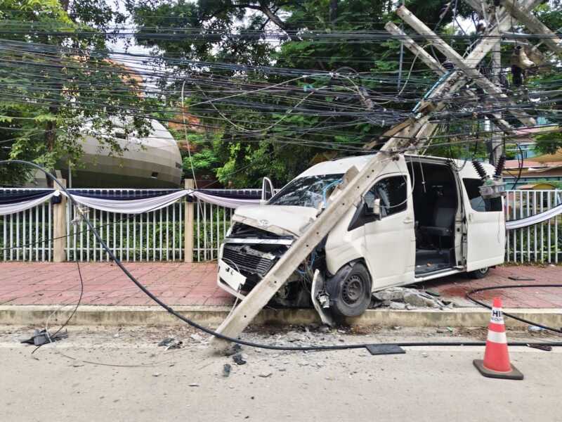 ปทุมธานี – ระทึกคนขับรถตู้รับ-ส่งนักเรียนหลับในพุ่งชนเสาไฟฟ้าหักบาดเจ็บ13 ราย
