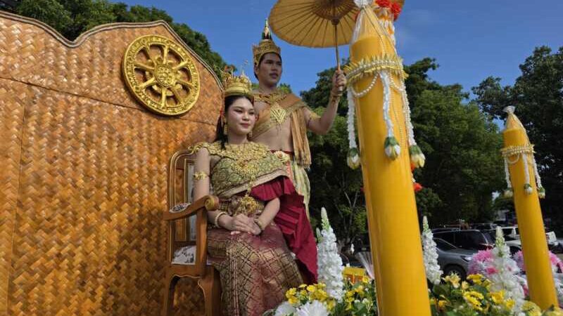 จังหวัดลพบุรี – หน่วยงานชาวบ้านอำเภอพัฒนานิคมร่วมสืบสานประเพณีแห่เทียนพรรษา