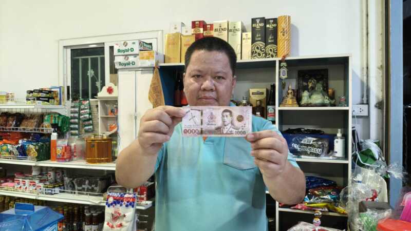 ปทุมธานี – โจรแสบควบNMAXตุ๋นซื้อบุหรี่ใช้แบงก์พันปลอมวอนตร.เร่งล่าตัว
