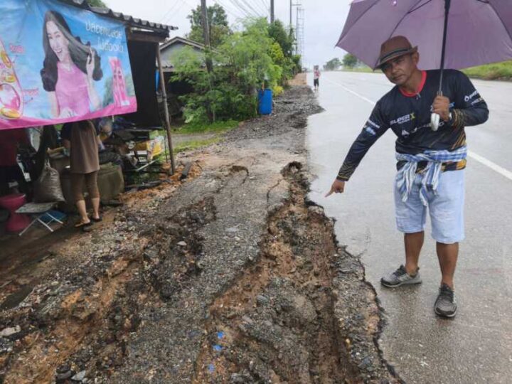 พังงา-ชาวบ้านร้องโครงการฝังท่อประปายักษ์ริมถนนพังงา–ภูเก็ต สร้างความเดือดร้อน หวั่นถนนทรุดเสียหาย วอนเร่งแก้ไข งบหลายพันล้านแต่ไม่เห็นป้ายโครงการ