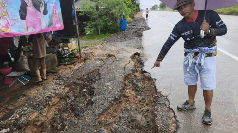 พังงา-ชาวบ้านร้องโครงการฝังท่อประปายักษ์ริมถนนพังงา–ภูเก็ต สร้างความเดือดร้อน หวั่นถนนทรุดเสียหาย วอนเร่งแก้ไข งบหลายพันล้านแต่ไม่เห็นป้ายโครงการ