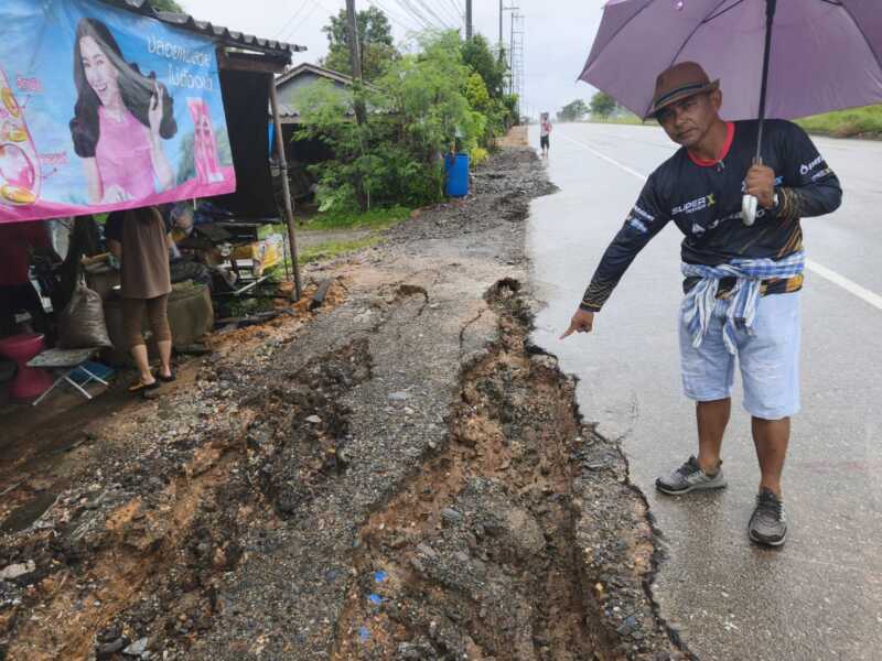 พังงา-ชาวบ้านร้องโครงการฝังท่อประปายักษ์ริมถนนพังงา–ภูเก็ต สร้างความเดือดร้อน หวั่นถนนทรุดเสียหาย วอนเร่งแก้ไข งบหลายพันล้านแต่ไม่เห็นป้ายโครงการ