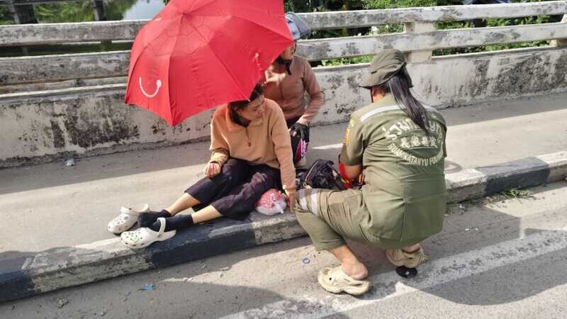 ปทุมธานี – เปิดคลิปกล้องหน้ารถสาวโรงงานขับจยย.ถูกกระบะดำเบียดล้มแล้วหนีล่าสุดโผล่เยี่ยมอ้างไม่รู้ตัว
