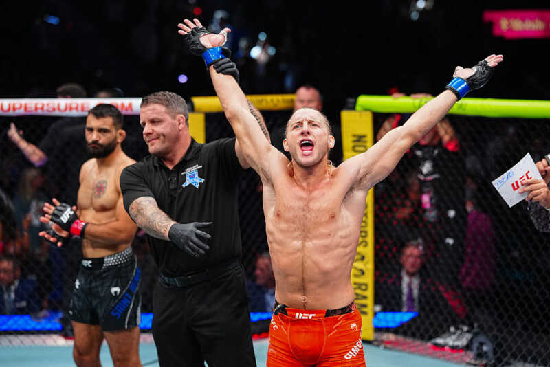 แม็คเกรเกอร์ คัมแบ็คกร่อย เจ็บขายกแรก แพ้ TKO ฮอลโลเวย์ ศึก UFC 329