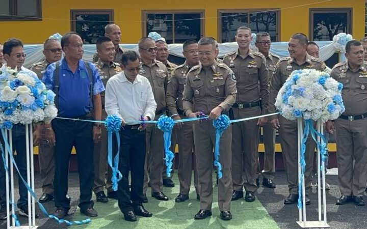 อ่างทอง – รองผู้การทางหลวงร่วมพิธีเปิดที่ทำการหน่วยบริการตำรวจทางหลวงอ่างทอง (หลังใหม่)
