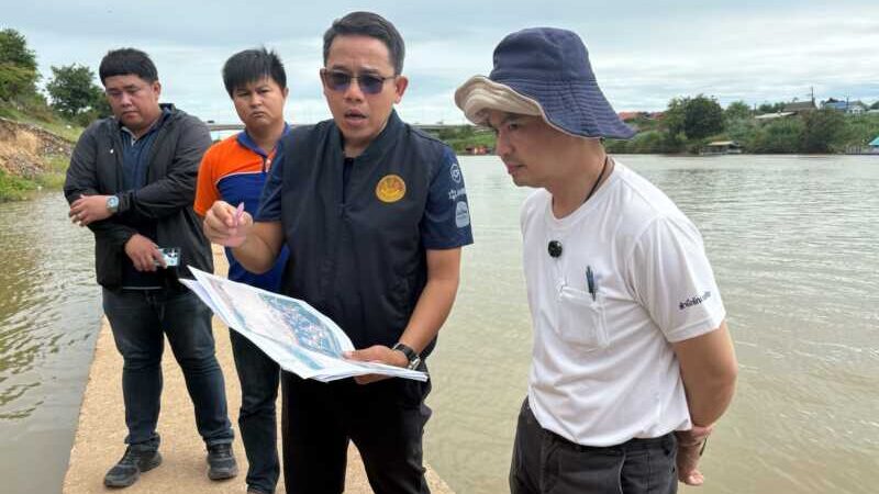 อ่างทอง – รัฐมนตรีลูกแบดห่วงแนวป้องกันน้ำท่วมทรุดตัวขอกรมโยธาเร่งประสานซ่อมแซมก่อนน้ำหลาก