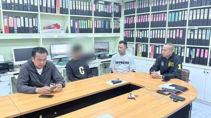 มือยิงรถเก๋งเข้ามอบตัว อ้างยิงเปิดทางหนี หลังถูกคู่กรณียกพวกปิดล้อม ตำรวจยึดปืนดัดแปลงดำเนินคดี
