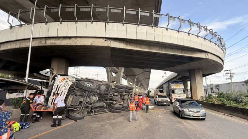 ระทึกกลางถนนบางนาตราดรถสิบล้อกระบะดั้มพ์ยกพุ่งชนขอบสะพาน