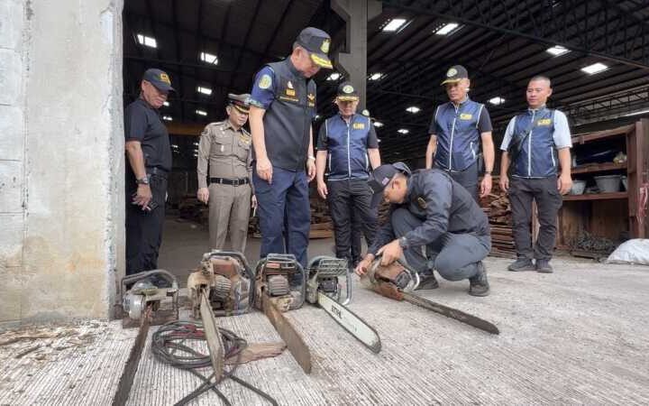 ผู้ช่วยรัฐมนตรี ทส. นำทีม ปทส. บุกตรวจโรงเลื่อยเมืองกรุงเก่า อายัดไม้ต้องสงสัย ตรวจยึดเลื่อยโซ่ยนต์ 5 เครื่อง พร้อมขยายผลตรวจสอบไม้ทั้งหมด หลังพบความเชื่อมโยงกับไม้ทางภาคเหนือ