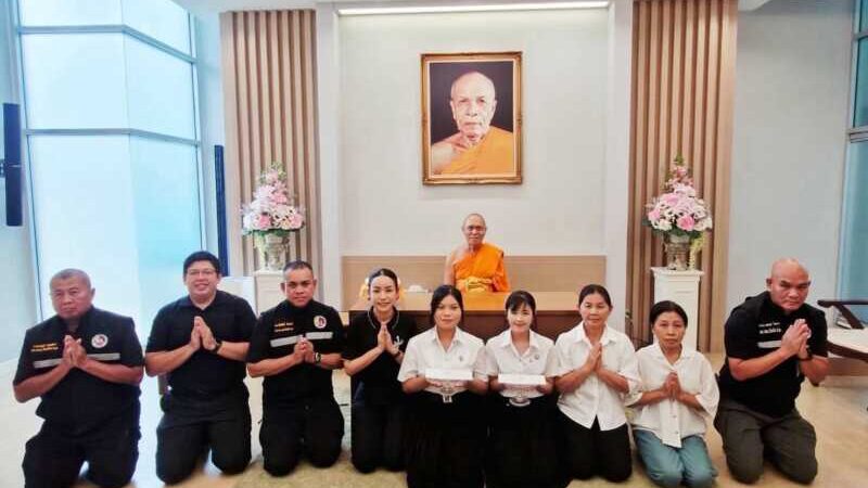 ปทุมธานี – วัดพระธรรมกายร่วมกับ กอ.รมน. มอบทุนการศึกษาช่วยนักศึกษาเรียนดีแต่ขาดแคลนทุนทรัพย์