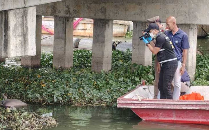ปทุมธานี – ผงะพบศพชายนิรนามลอยอืดใต้สะพานข้ามประตูน้ำจุฬาลงกรณ์พบเชือกปริศนารัดคางตำรวจเร่งสืบสวน