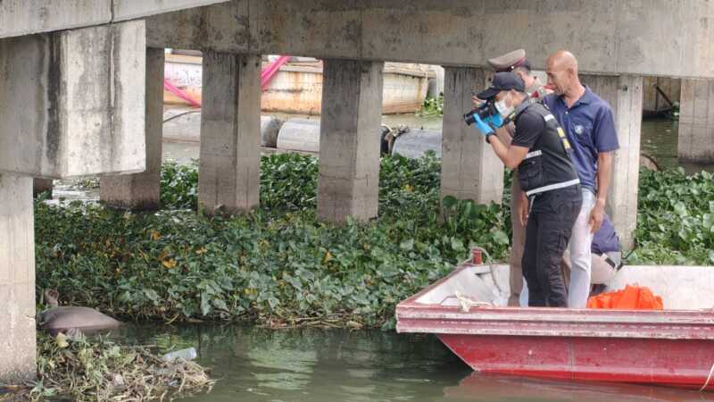 ปทุมธานี – ผงะพบศพชายนิรนามลอยอืดใต้สะพานข้ามประตูน้ำจุฬาลงกรณ์พบเชือกปริศนารัดคางตำรวจเร่งสืบสวน