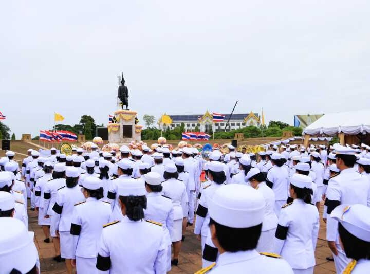 ลพบุรี – องคมนตรีเป็นผู้แทนพระองค์วางพวงมาลาถวายราชสักการะพระบรมราชานุสาวรีย์สมเด็จพระนารายณ์มหาราช