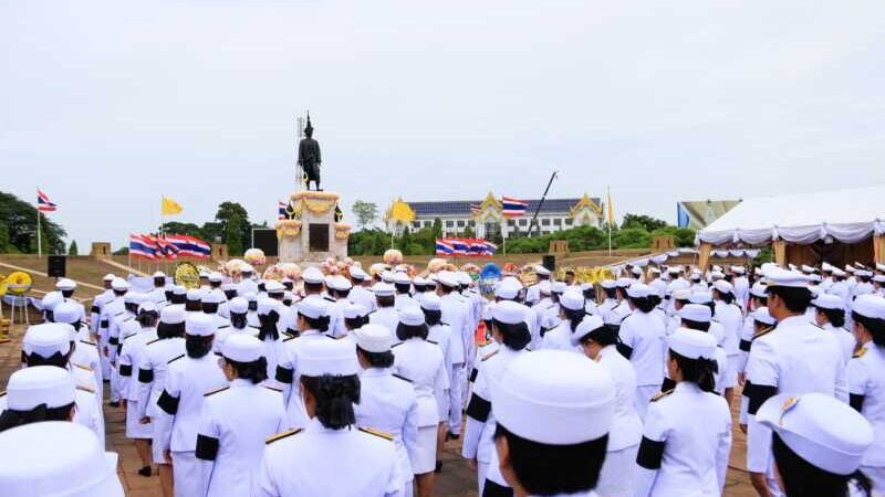 ลพบุรี – องคมนตรีเป็นผู้แทนพระองค์วางพวงมาลาถวายราชสักการะพระบรมราชานุสาวรีย์สมเด็จพระนารายณ์มหาราช