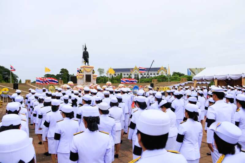 ลพบุรี – องคมนตรีเป็นผู้แทนพระองค์วางพวงมาลาถวายราชสักการะพระบรมราชานุสาวรีย์สมเด็จพระนารายณ์มหาราช