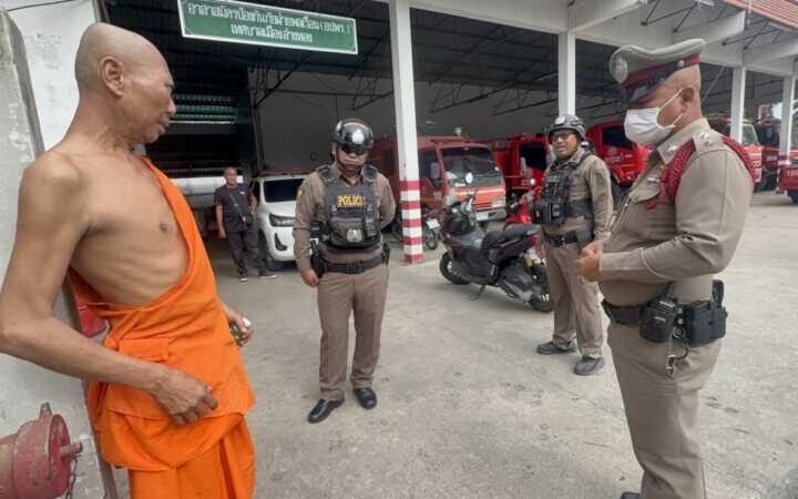 อ่างทอง – ชายวัย48ปีแต่งกายคล้ายพระพูดจาวกวนเจ้าหน้าที่ดับเพลิงพบเห็นสอบถามพูดจาไม่รู้เรื่องอ้างงัดรถตู้ตำรวจช่วยจับงูจงอางขนาดใหญ่ให้