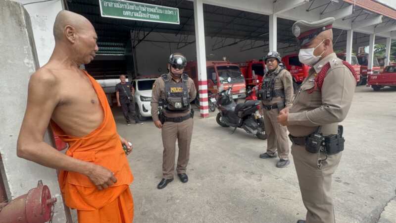 อ่างทอง – ชายวัย48ปีแต่งกายคล้ายพระพูดจาวกวนเจ้าหน้าที่ดับเพลิงพบเห็นสอบถามพูดจาไม่รู้เรื่องอ้างงัดรถตู้ตำรวจช่วยจับงูจงอางขนาดใหญ่ให้