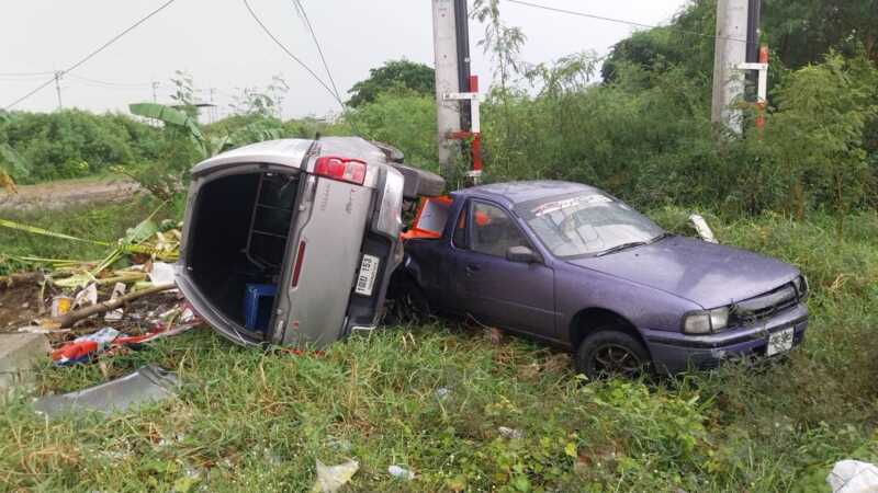 ปทุมธานี – ฝนตกถนนลื่นกระบะเสียหลักทับรถขายกระท่อมริมทางดับ 1 ราย