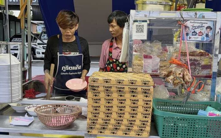 ยุคนี้โจรไม่เลือกงาน! พ่อค้าก๋วยเตี๋ยวสุดเซ็งถูกสองโจรขับรถกระบะย่องขโมยลูกชิ้นจนเกลี้ยงถัง