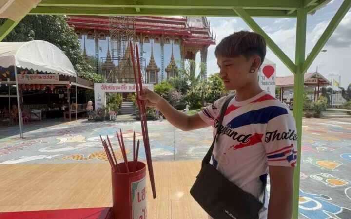 อ่างทอง – โค้งสุดท้ายเลขเสี่ยงทายเซียมซีท้าวเวสสุวรรณวัดสนามชัยกระแสยอดฮิตของนักเสี่ยงโชคในช่วงก่อนวันหวยออก ชาวบ้านได้เสี่ยงเซียมซียักษ์ ได้ตัวเลข 54 ไปเสี่ยงดวง