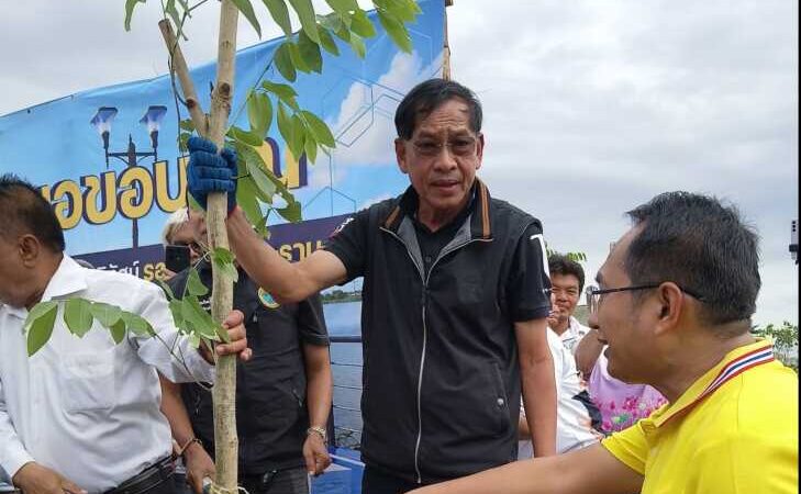 ปทุมธานี – นายกแจ๊สนำชาวบ้านปลูกต้นชัยพฤกษ์ เฉลิมพระเกียรติ ชูเป็นแลนด์มาร์คใหม่คลองหลวง