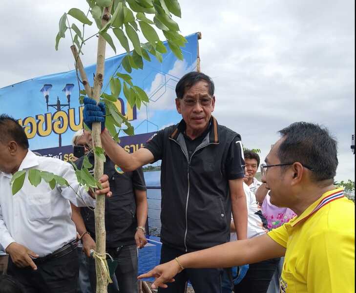ปทุมธานี – นายกแจ๊สนำชาวบ้านปลูกต้นชัยพฤกษ์ เฉลิมพระเกียรติ ชูเป็นแลนด์มาร์คใหม่คลองหลวง