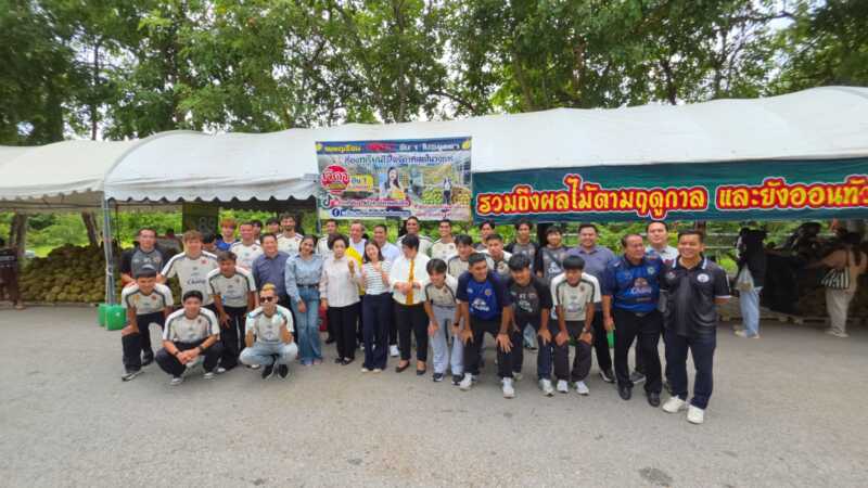 อยุธยา – คึกคัก! โปรฯ ทุเรียนลูกละ 19 บาท สะเทือนตลาด คนต่อคิวยาวตั้งแต่ก่อนเปิดขาย