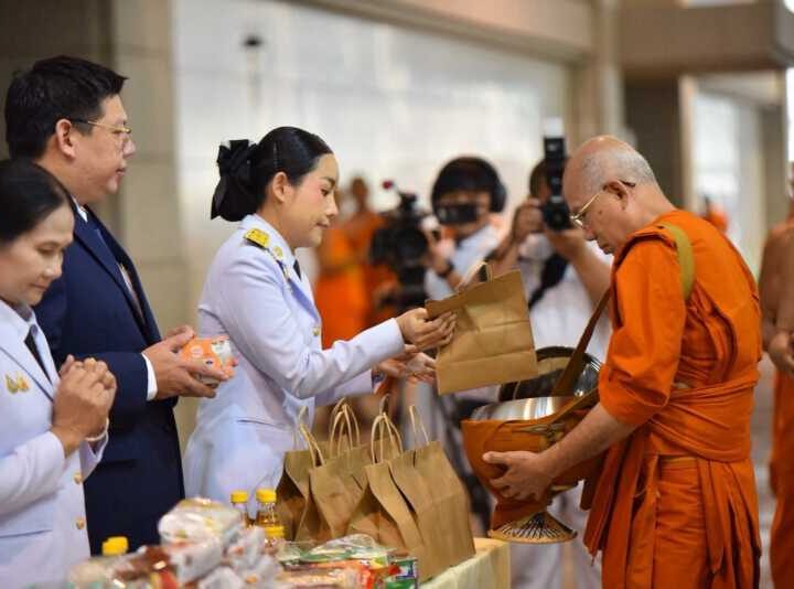 ปทุมธานี – นายอำเภอคลองหลวงนำพสกนิกรจุดเทียนถวายพระพรชัยมงคล เนื่องในวันเฉลิมพระชนมพรรษา 28 กรกฎาคม 2569