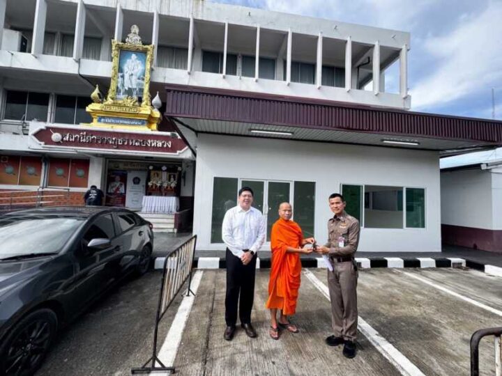 ปทุมธานี – วัดพระธรรมกายมอบอาคารรับรองประชาชนแก่ สภ.คลองหลวง รับวาระครบรอบ 122 ปี อ.คลองหลวง