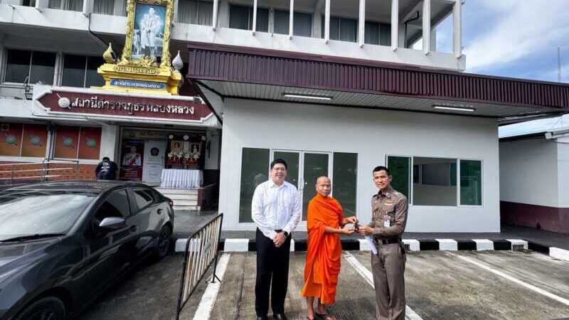 ปทุมธานี – วัดพระธรรมกายมอบอาคารรับรองประชาชนแก่ สภ.คลองหลวง รับวาระครบรอบ 122 ปี อ.คลองหลวง