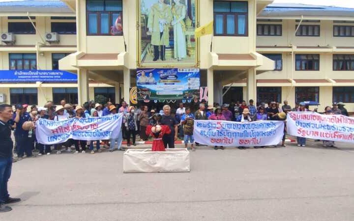 ประจวบคีรีขันธ์ – ชาวสวนมะพร้าวเดือด…!! บุกอำเภอบางสะพาน เผาหุ่น–โลงศพประท้วง ราคามะพร้าวตกต่ำ จี้ยื่นคำขาดถึงเลขาฯ อย. แจงปมนำเข้าน้ำกะทิแช่แข็ง 14 ก.ค.นี้