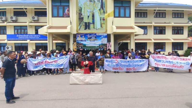 ประจวบคีรีขันธ์ – ชาวสวนมะพร้าวเดือด…!! บุกอำเภอบางสะพาน เผาหุ่น–โลงศพประท้วง ราคามะพร้าวตกต่ำ จี้ยื่นคำขาดถึงเลขาฯ อย. แจงปมนำเข้าน้ำกะทิแช่แข็ง 14 ก.ค.นี้
