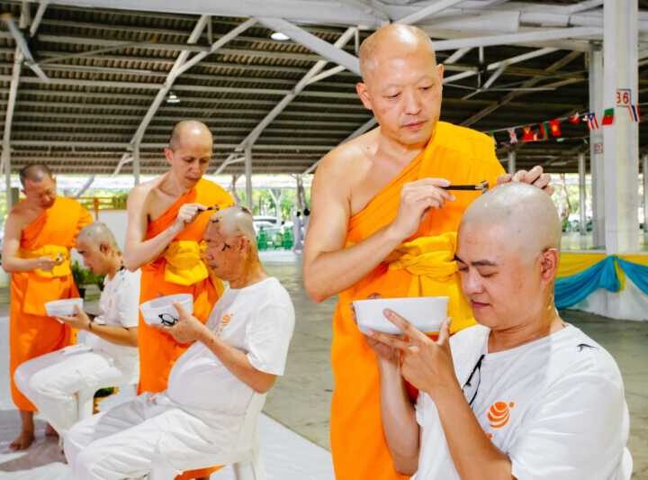 ปทุมธานี – วัดพระธรรมกายจัดบรรพชาอุปสมบทธรรมทายาทนานาชาติ 29 รูป จาก 4 ประเทศ