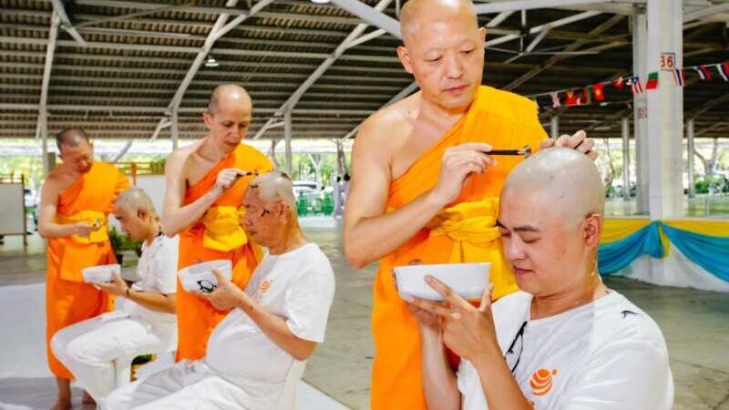ปทุมธานี – วัดพระธรรมกายจัดบรรพชาอุปสมบทธรรมทายาทนานาชาติ 29 รูป จาก 4 ประเทศ