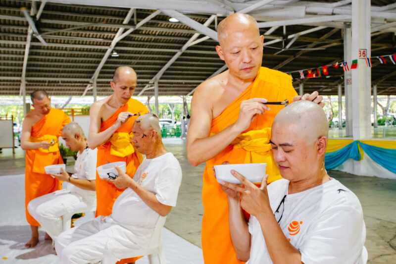 ปทุมธานี – วัดพระธรรมกายจัดบรรพชาอุปสมบทธรรมทายาทนานาชาติ 29 รูป จาก 4 ประเทศ