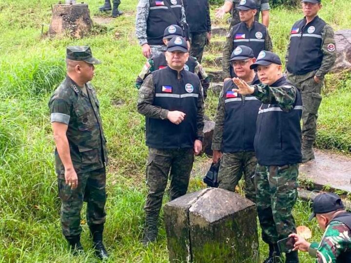 ตราด – กองบัญชาการกองทัพไทย นำคณะผู้สังเกตการณ์อาเซียน (AOT-TH) ลงพื้นที่ชายแดนตราด ตรวจสอบผลกระทบจากการสร้างเขื่อนดักตะกอนของภาคเอกชนกัมพูชาที่ชายแดน